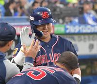 　１回、村上は右中間に先制２ランを放ち、ナインに迎えられる（撮影・佐藤厚）