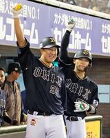 　８回、２ランを放ち、ポーズをとる杉本。右は中川圭