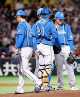　３回途中で降板する、先発の池田（左）