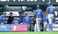 　ソフトバンクにサヨナラ負けし、引き揚げる日本ハムナイン