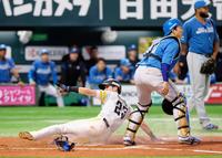 　１０回、栗原の犠飛で三走周東がサヨナラの生還。捕手宇佐見、右は投手ロドリゲス