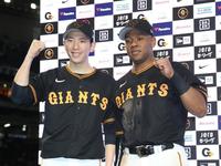 　阪神に勝利し、ガッツポーズを見せる戸郷（左）とオコエ