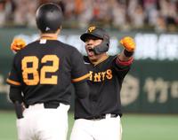 　７回、右前２点打を放ち、ガッツポーズするオコエ