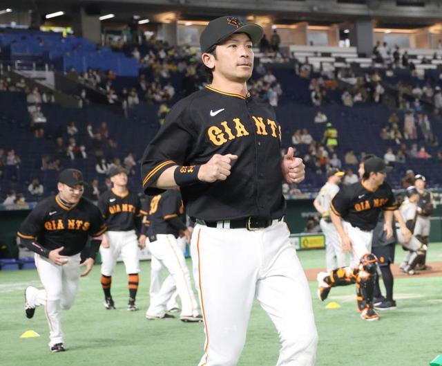 巨人 サードユニ着用で初の公式戦 黒基調のユニホームは約15年ぶり 