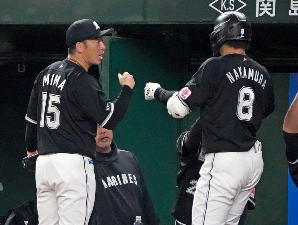 　１回、先制２ランを放った中村奨（右）を迎える先発の美馬