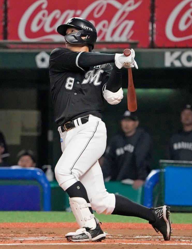 　１回、中村奨が左越え先制２ランを放つ