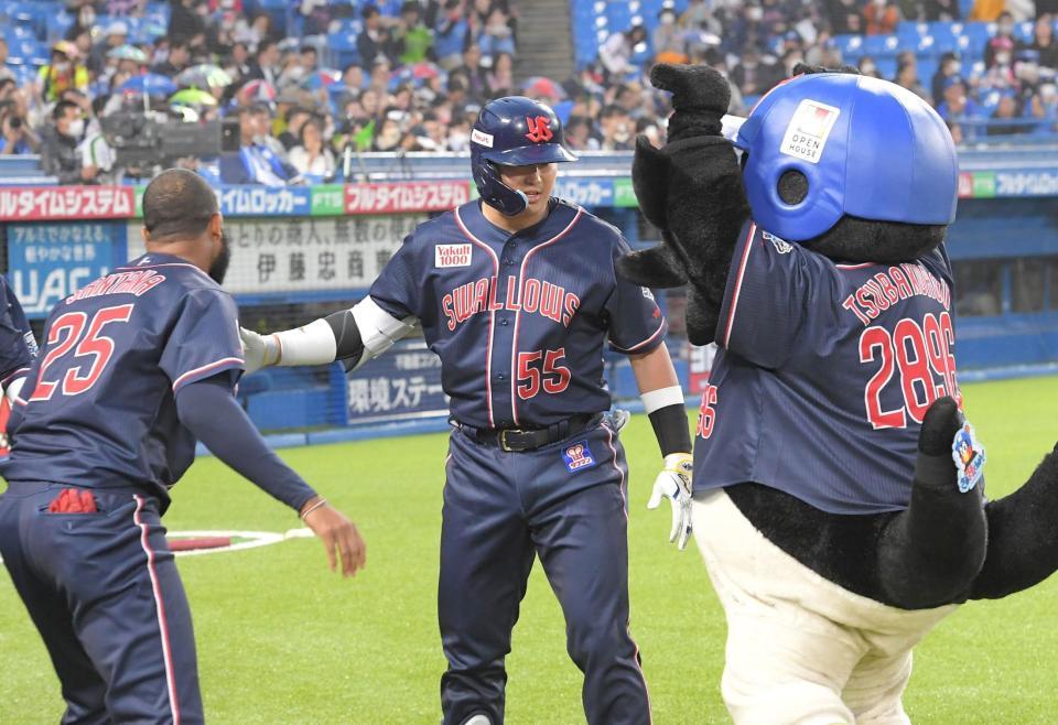 　１回、２号先制２ランを放ち、つば九郎（右）に迎えられる村上（中央）＝撮影・佐藤厚