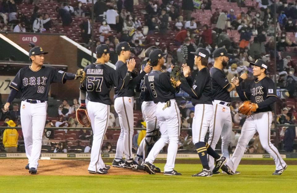 　楽天に快勝し、タッチを交わすオリックスナイン