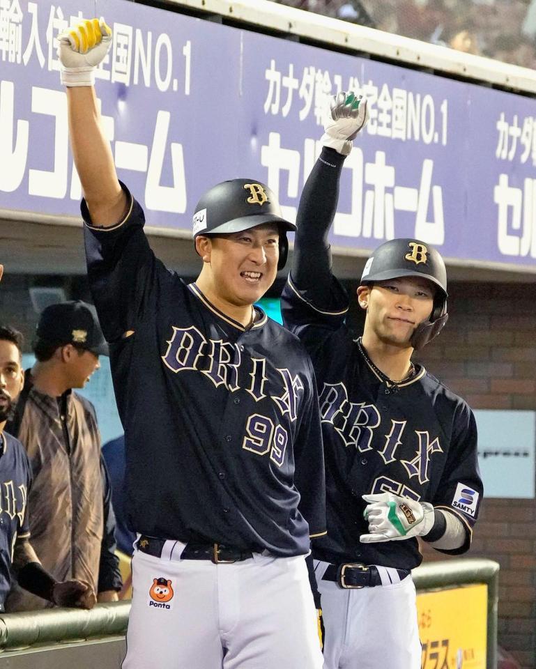 　８回、２ランを放ち、ポーズをとる杉本。右は中川圭