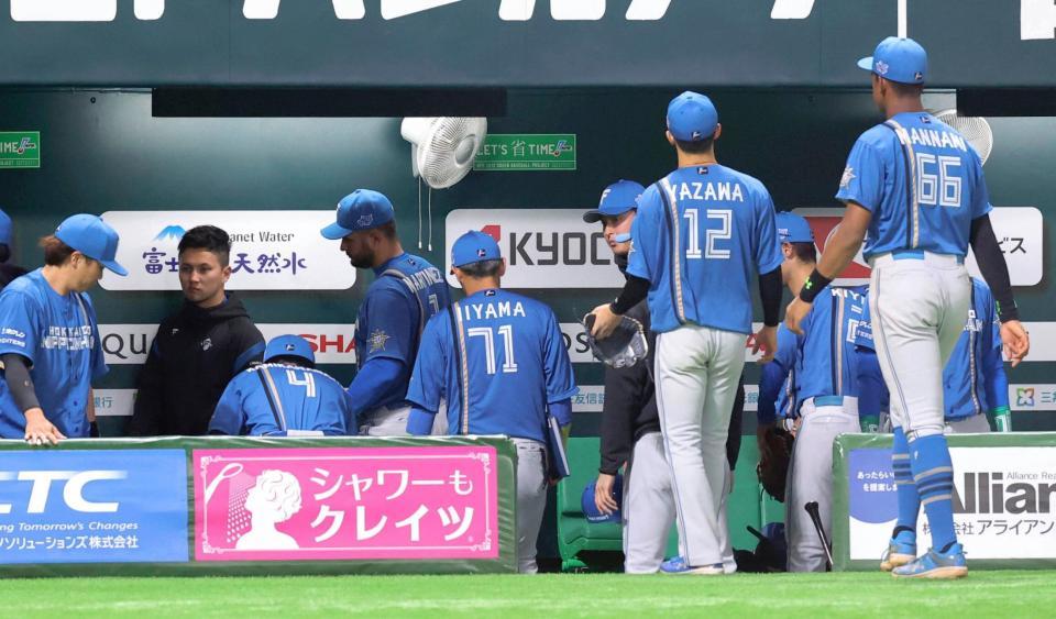 　ソフトバンクにサヨナラ負けし、引き揚げる日本ハムナイン