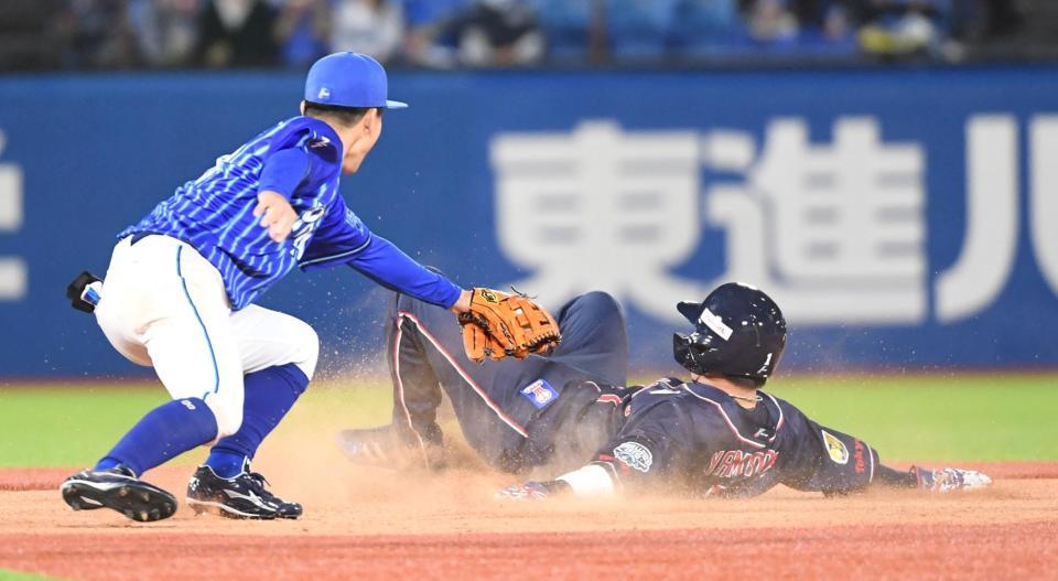 　６回、山田（右）は二盗を決める（撮影・佐藤厚）