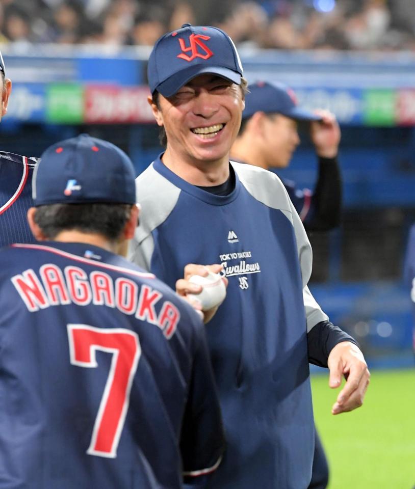 　監督通算２００勝を挙げ、長岡（左）からウイニングボールを渡される高津監督（撮影・佐藤厚）