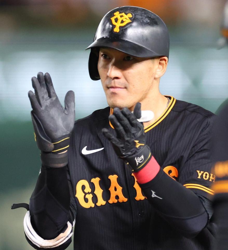 　１回、左前に適時打を放ち手をたたく梶谷（撮影・吉澤敬太）