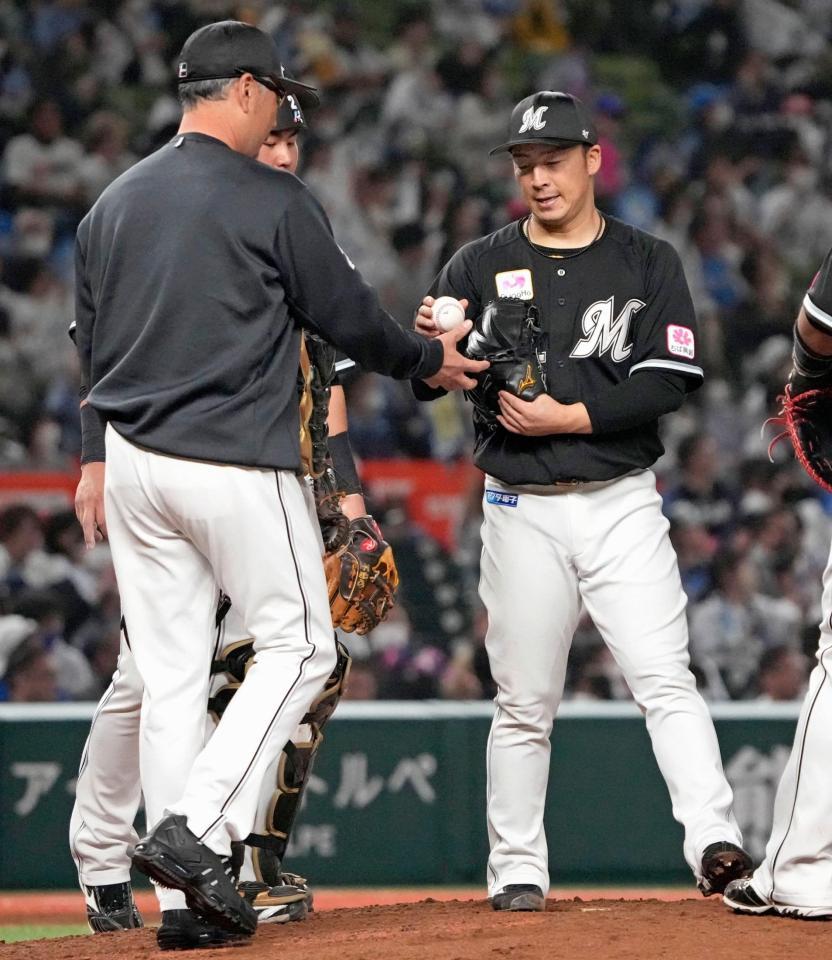 　５回途中、吉井監督（左）にボールを渡し降板する美馬