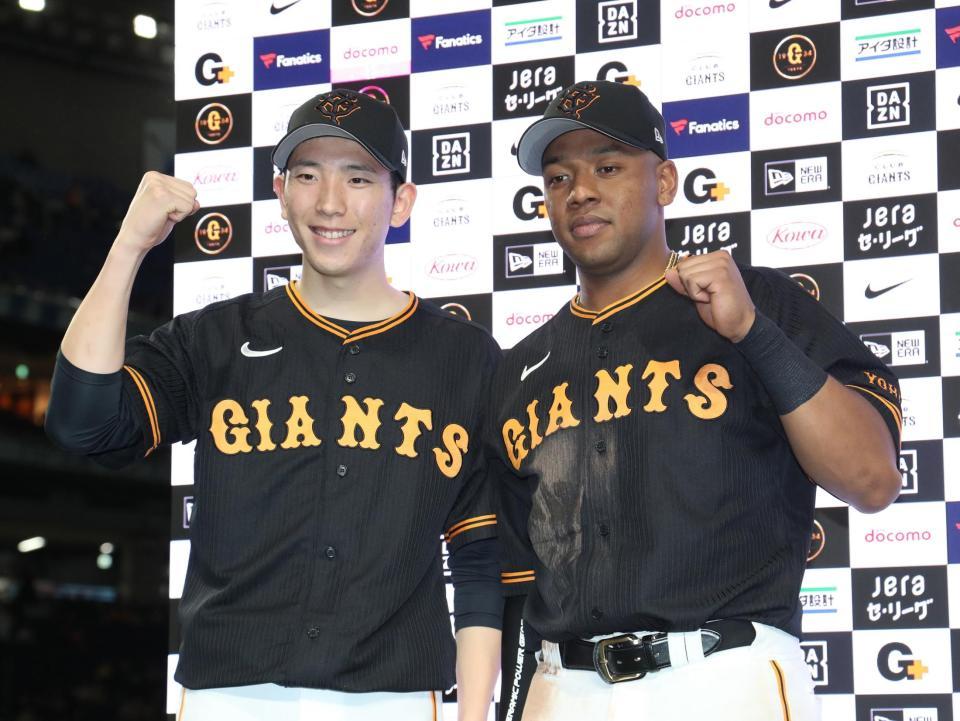 　阪神に勝利し、ガッツポーズを見せる戸郷（左）とオコエ