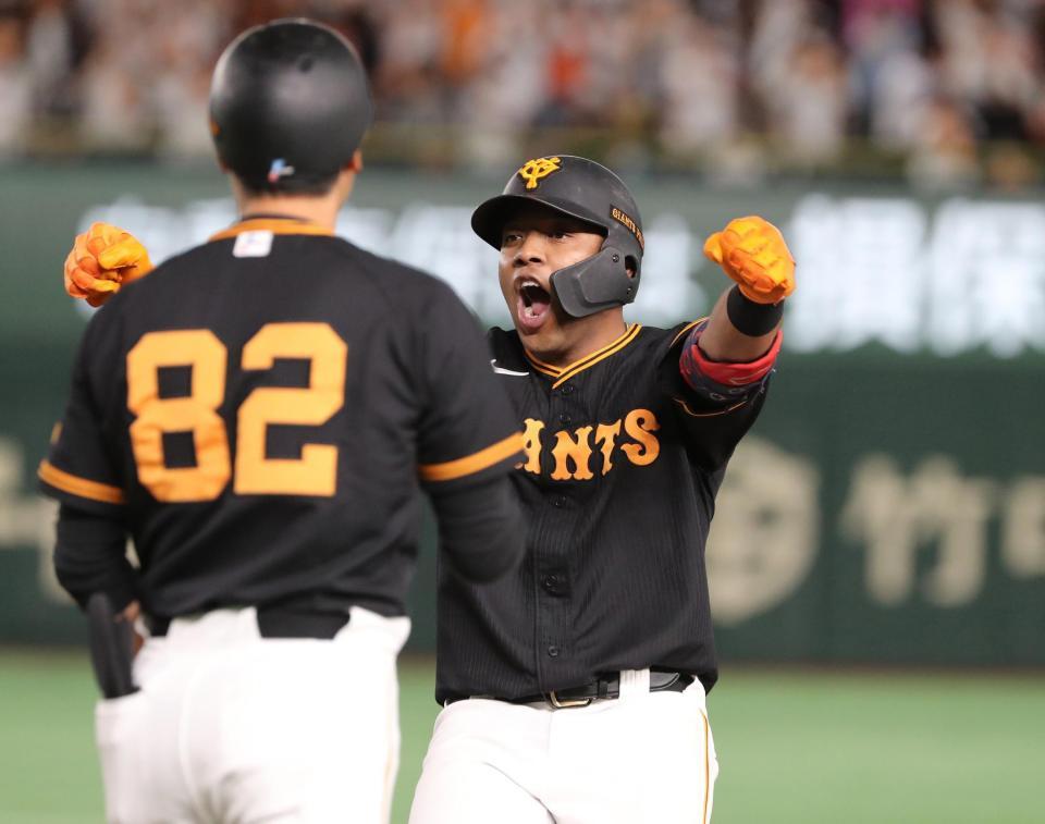 　７回、右前２点打を放ち、ガッツポーズするオコエ