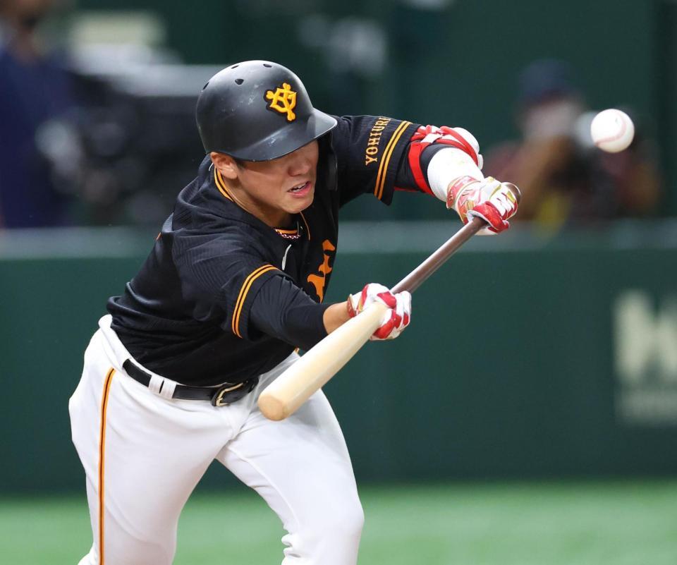 　４回、バントを失敗する坂本（撮影・吉澤敬太）