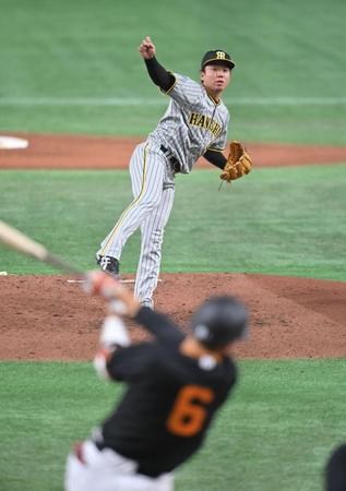 　２回、坂本（手前）を空振り三振に打ち取る村上（撮影・西岡正）
