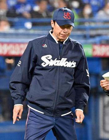 　６回、選手交代を告げる高津監督