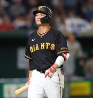 　２回、三振に倒れた坂本（撮影・吉澤敬太）