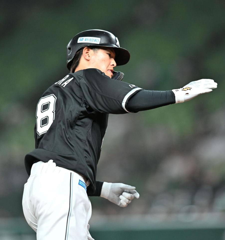 　１回、左越えに先制２ランを放った中村奨