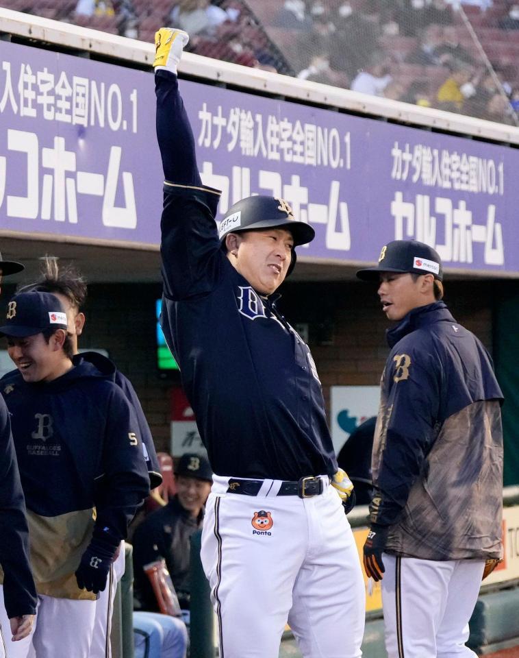 　１回、本塁打を放ち、ポーズをとる杉本