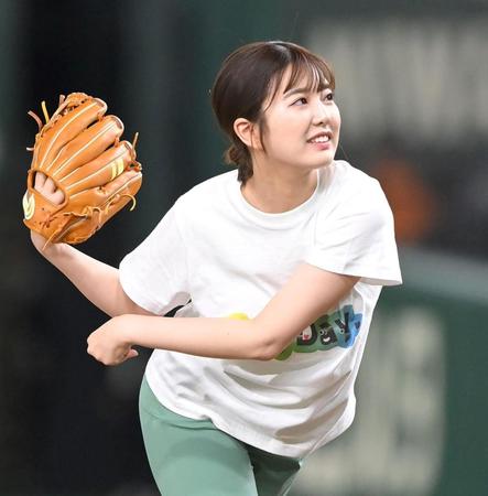 　始球式で投球する黒田みゆアナウンサー（撮影・高部洋祐）