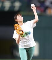 　始球式を行う黒田みゆアナウンサー（撮影・吉澤敬太）
