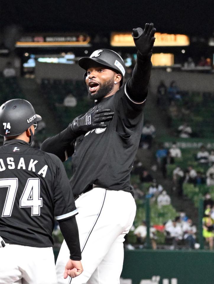 　４回、勝ち越し打を放ち喜ぶポランコ