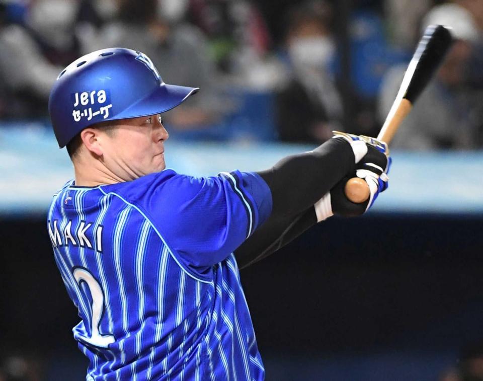 　３回、牧は左中間に１号逆転２ランを放つ（撮影・佐藤厚）