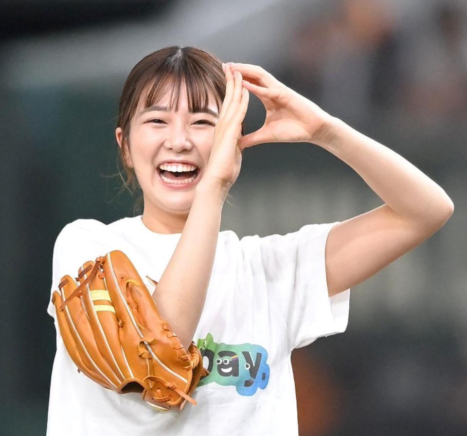 　始球式を終え、ポーズを決める黒田みゆアナウンサー（撮影・高部洋祐）