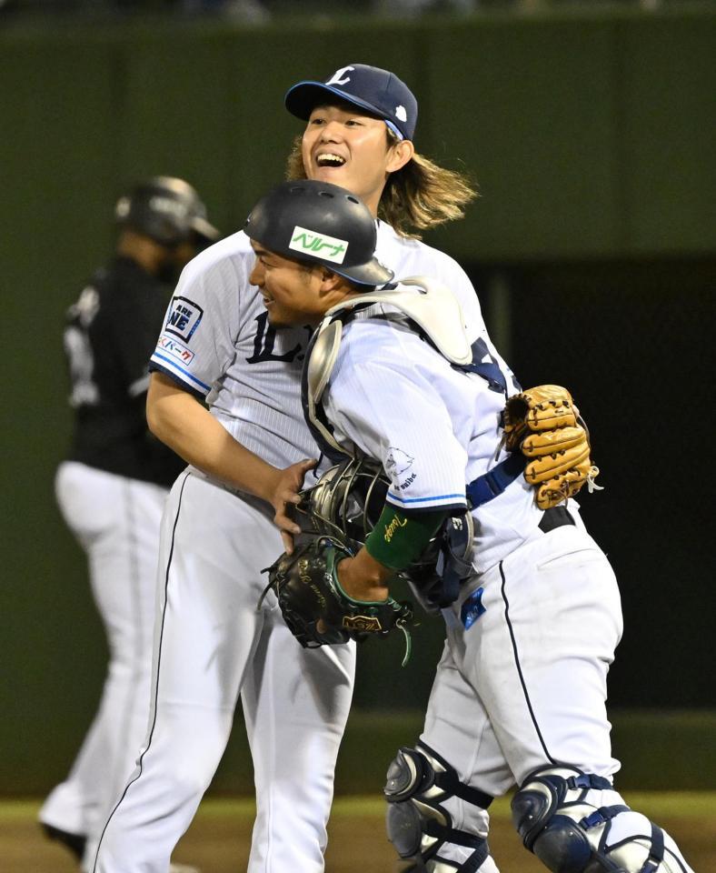 　完封勝利を果たし柘植と喜ぶ今井