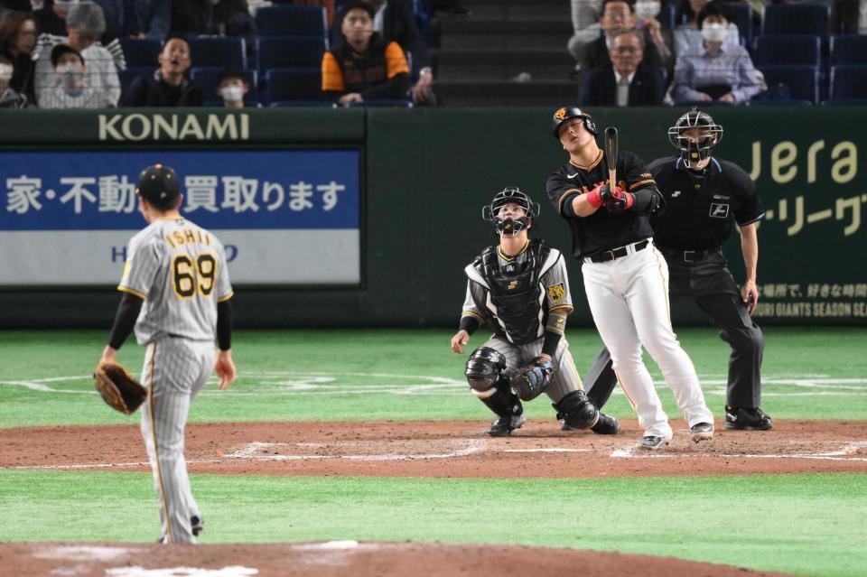 　８回、中飛に倒れた岡本和（撮影・堀内翔）