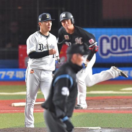 　４回、茶谷（右）に先制打を浴びる山本（撮影・西岡正）