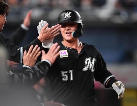 　４回、茶谷の左前適時打で先制のホームを踏みナインとタッチを交わす山口（撮影・開出牧）