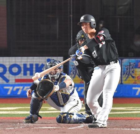 　４回、左前に先制打を放つ茶谷（撮影・西岡正）