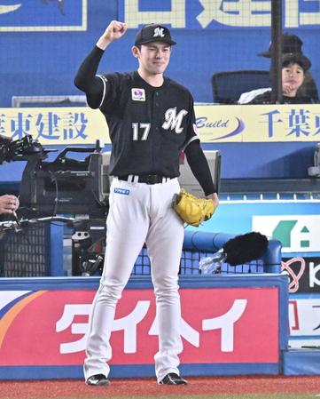 　４回、茶谷の先制打にガッツポーズする佐々木朗