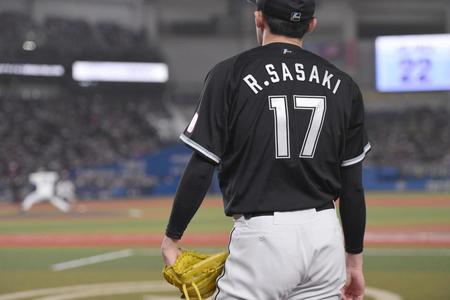 　試合中、キャッチボールの合間に山本（左後方）の投球を見つめる佐々木朗（撮影・開出牧）