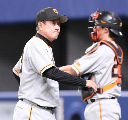 　６回、選手交代を告げベンチに戻る原監督