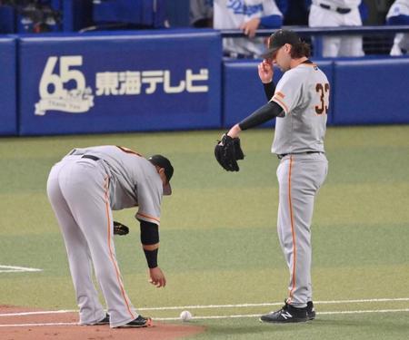 　２回、龍空が決めた適時バント安打のボールを拾う一塁手・中田翔。右はビーディ