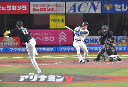 　４回、茶野を空振り三振に仕留める佐々木朗（撮影・西岡正）