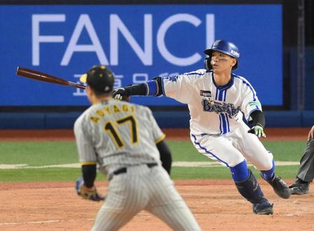 　５回、青柳（手前）からライトへ適時二塁打を放つ関根（撮影・伊藤笙子）