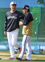 　試合前、吉井監督（左）と談笑する宮城（撮影・開出牧）