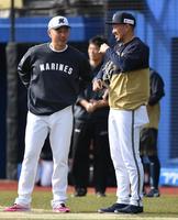 　試合前、吉井監督（左）と談笑する平野佳（撮影・開出牧）