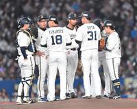 　４回、ピンチを迎えた山本（１８）の元に集まるオリックスナイン（撮影・開出牧）