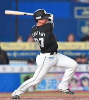 　４回、先制の左前適時打を放つ茶谷（撮影・開出牧）