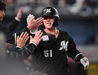 　４回、茶谷の左前適時打で先制のホームを踏みナインとタッチを交わす山口（撮影・開出牧）