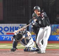 　４回、左前に先制打を放つ茶谷（撮影・西岡正）