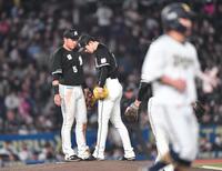 　６回、西野（右手前）に四球を与えた佐々木朗（左から２人目）＝撮影・開出牧