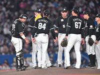 　６回、太田に犠打を決められピンチを迎えた佐々木朗（左から２人目）は黒木投手コーチ（８４）からアドバイスを受ける（撮影・開出牧）